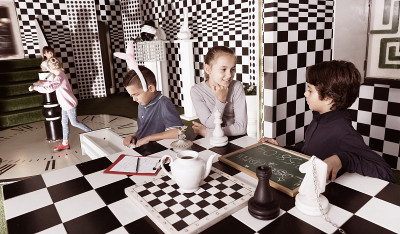 令人兴奋的冒险为孩子在象棋探索房间