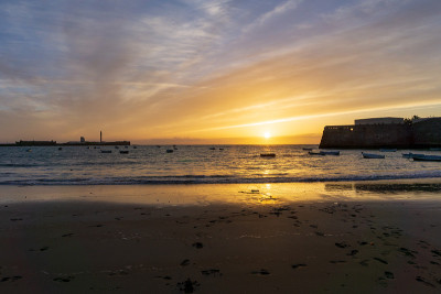全景式的Playa de la Caleta，加的斯在春天的一天，西班牙
