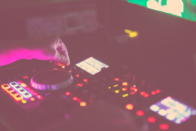 夜总会里的Dj在派对上混音。DJ手在动