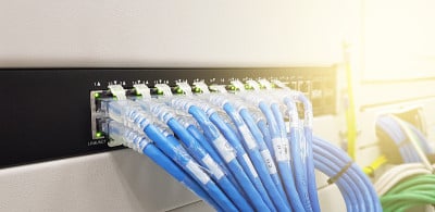 网络线路数据中心机房背景电缆与虚拟现实图标图