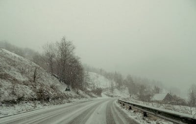 在暴风雪的山路上