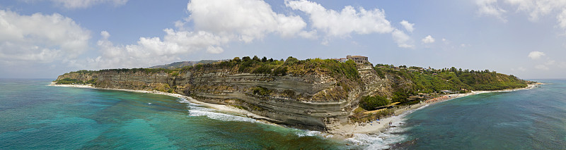 里卡迪海滩全景，马里诺塔，梵蒂冈城，海角鸟瞰图，悬崖和沙子。暑假在意大利的卡拉布里亚