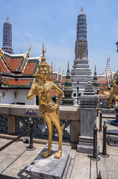 泰国,曼谷。窟Phra Kaew。神话中的金纳瑞雕像。