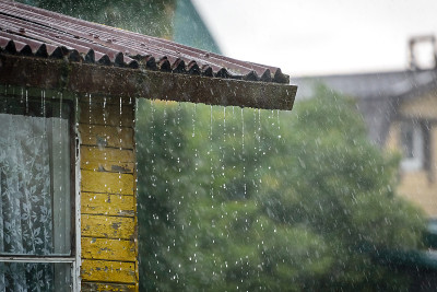 暴雨从屋顶滴落下来