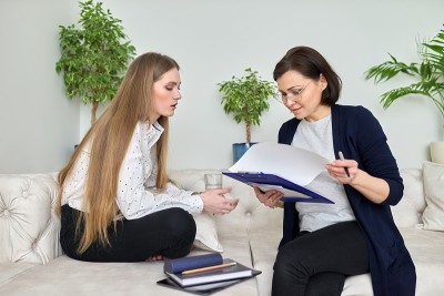 一位年轻的女病人与心理学家会面