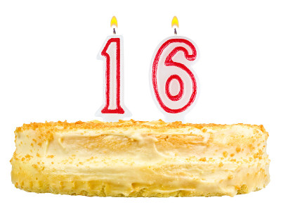 生日蛋糕与蜡烛数16孤立在白色
