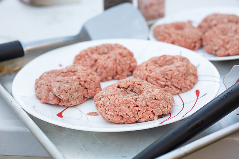 一盘生肉饼