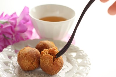 冲绳美食，甜甜圈球放在木盘子里