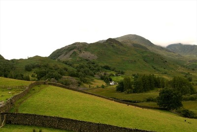 英国科尼斯顿湖区小Langdale 5的农田景色。