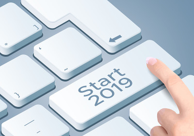 开始2019键盘键。手指按按钮。