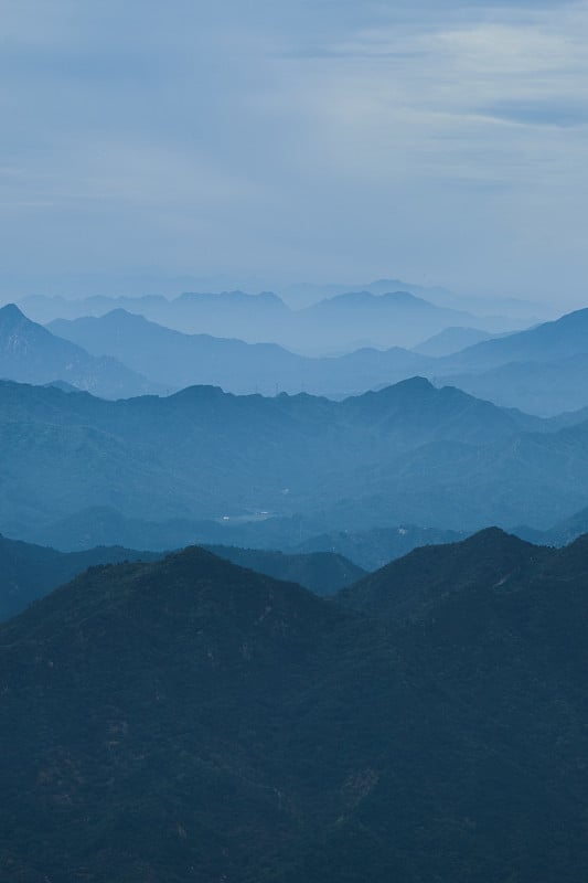 清晨薄雾缭绕的群山，摄于北京附近的中国长城