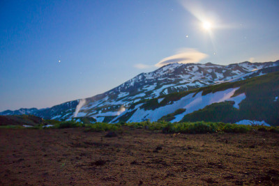 夜间穆特诺夫斯基火山上空
