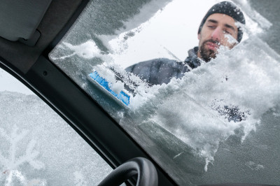 从雪中清理汽车
