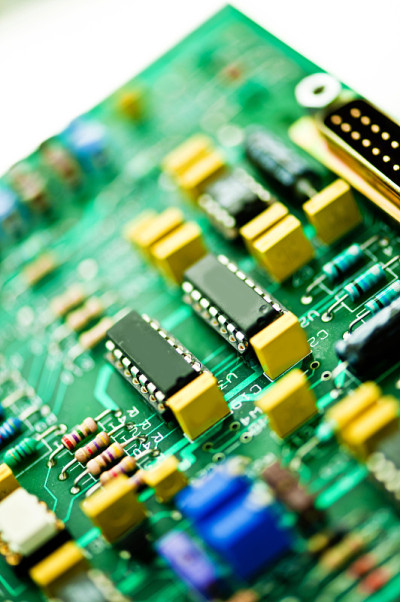 带有集成电路和电子元件的印刷电路板(PCB)