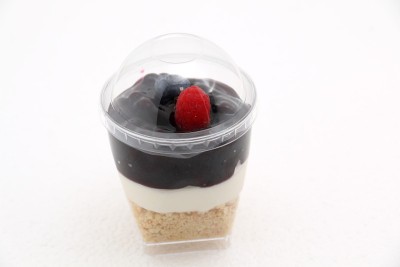 甜点食品蓝莓帕纳科塔和野莓松糕。