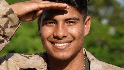 男性士兵致敬