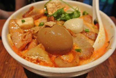 烤猪蹄肉新加坡叻沙面汤