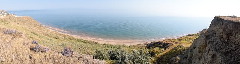 亚速海附近的丘陵海岸。粘土岩石，岸边的悬崖