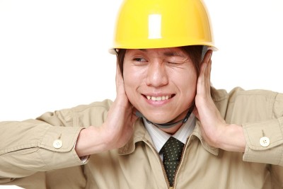 年轻的日本建筑工人饱受噪音之苦