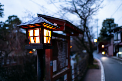 日本，高山，日本岐阜县的一个小镇，在传统的村庄里，夜晚与灯火的特写