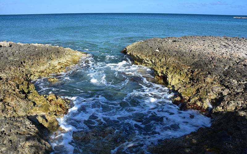 美丽的海景沿阿鲁巴海岸