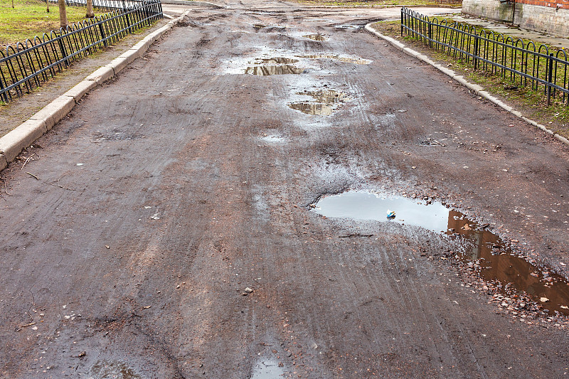 崎岖道路上的水坑