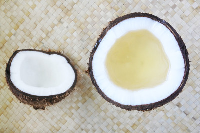 用椰子油打开椰子