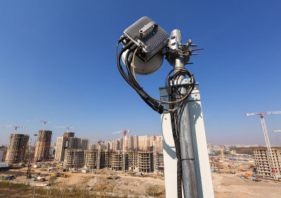 GSM、DCS、UMTS、LTE频段的面板天线和无线电单元作为基站通信设备的一部分安装在屋顶，以天空