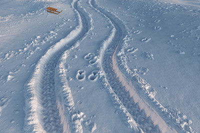 3d渲染的汽车和脚印在雪地上