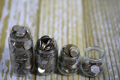 地板上堆放在玻璃罐里的硬币俄罗斯卢布