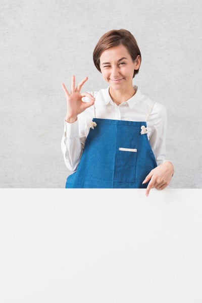 年轻女子在围裙指导(拷贝栏)