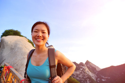 亚洲女子徒步旅行者攀登华山