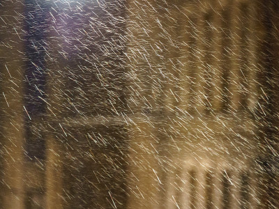 布鲁塞尔下雨了。