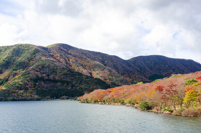 日本箱根市的Ashi湖和箱根山