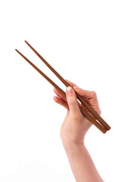 手拿筷子，挑选东西