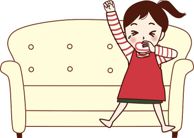 一个女孩坐在沙发上打哈欠。