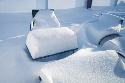 长凳和桌子上覆盖着雪