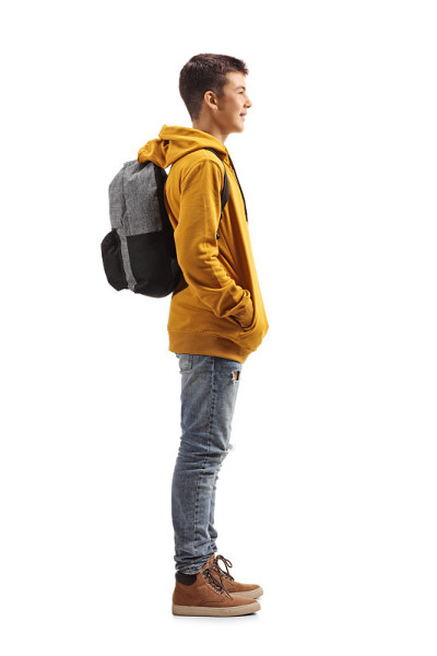 这是一个穿着黄色连帽衫背着背包的十几岁男学生的全身照