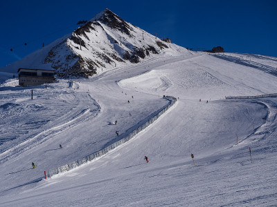 高峰和滑雪者