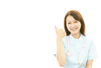 微笑的亚洲女护士竖起大拇指