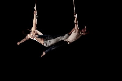 Due and single straps。风景马戏艺术工作室摄影与两个男人