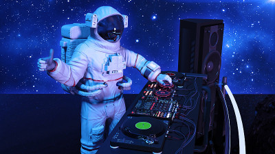 宇航DJ，宇航DJ竖起大拇指在转盘上播放音乐，宇航DJ在舞台上配有DJ音频设备，侧视图，3D渲染