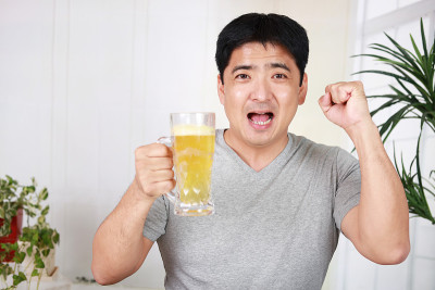 男人喝啤酒