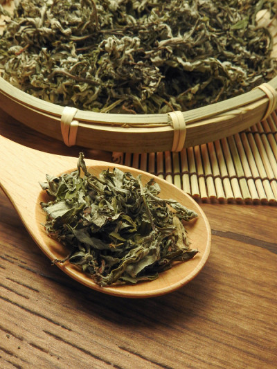 高角度的干艾蒿木背景。中国的草药。