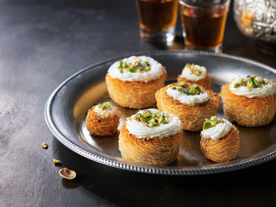 Kataifi, kadayif, kunafa, baklava酥饼巢饼，开心果和茶。烹饪甜点土耳