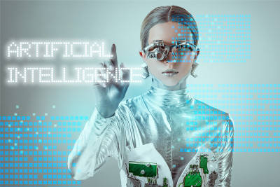 未来的银色半机械人用数字数据在灰色上触摸“人工智能”字母