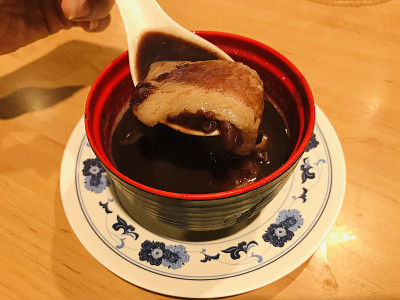 白豆粥或红豆粥配麻糬。