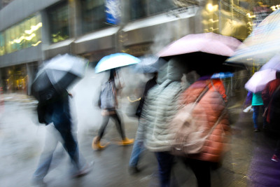 下雨的下午在美国纽约曼哈顿的十字路口