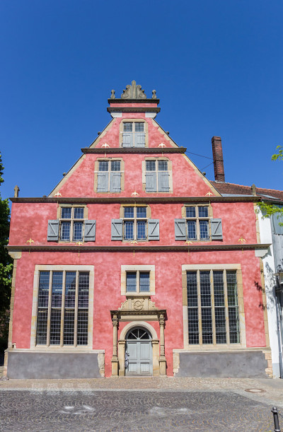 德国Herford历史悠久的Fruhherrenhaus建筑前面