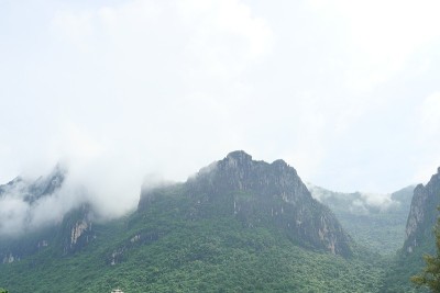 云和白雾覆盖着石灰岩山峰
